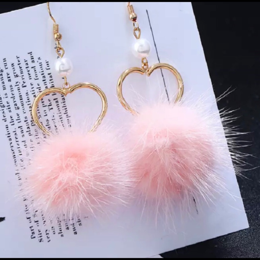 Fur Heart Pearl Pink Pom Pom Earrings New - Picture 2 of 3